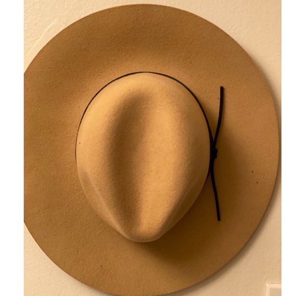 Neiman Marcus Accessories - NEIMAN MARCUS tan merino wool hat